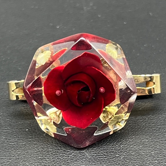 Vintage reversed carved set of Lucite red rose scarf ring, brooch and earrings - Picture 2 of 15